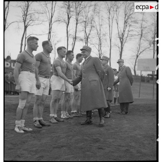 Félicitations de l'équipe qui remporte le championnat militaire de basket-ball.