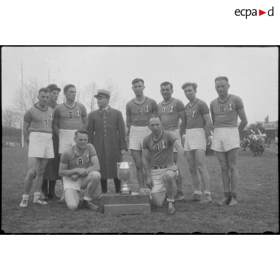 L'équipe vainqueur du championnat militaire de basket-ball.