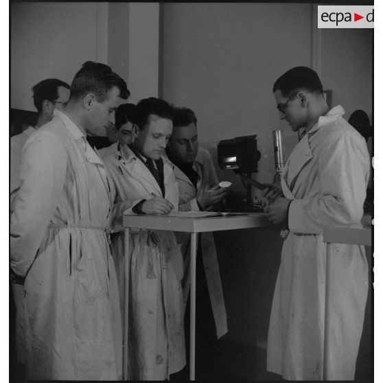 Laboratoire de chimie de l'école d'application du Service de santé des troupes coloniales.