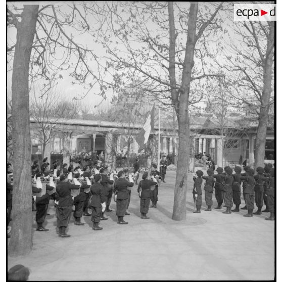 Prise d'armes devant l'exposition consacrée à l'armée d'armistice.