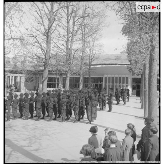Prise d'armes devant l'exposition consacrée à l'armée d'armistice.