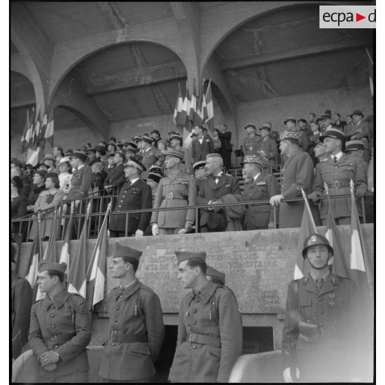 Les autorités civiles et militaires dans la tribune officielle.
