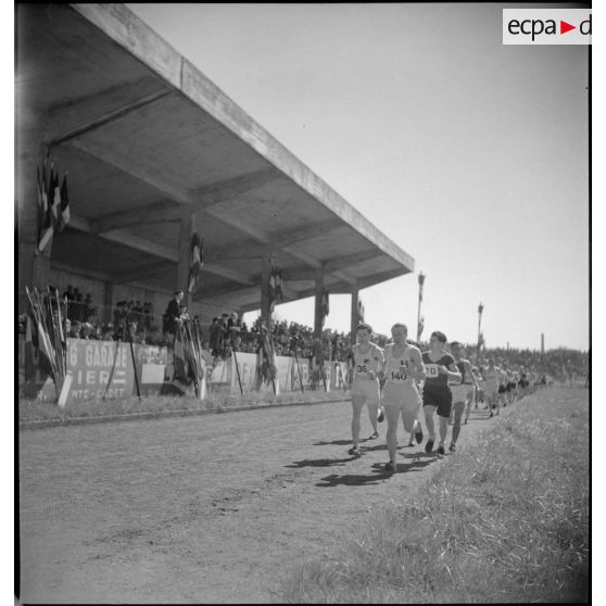 Passage devant les tribunes.