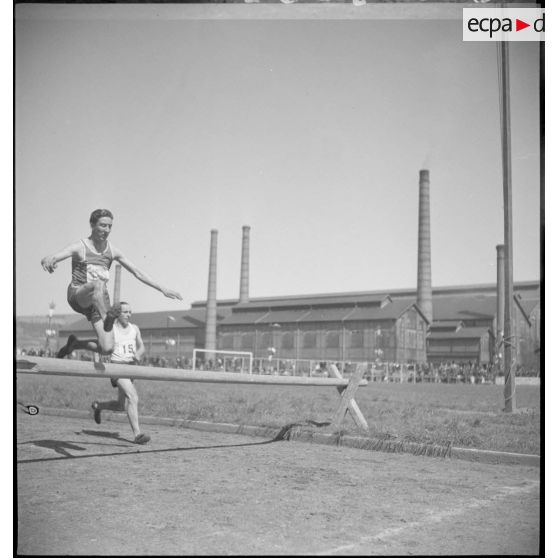 Saut d'obstacle dans l'épreuve de cross-country.