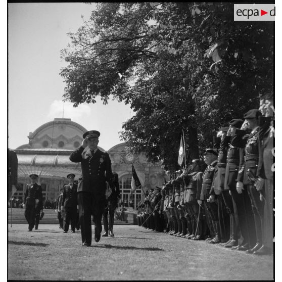 Revue des troupes par l'amiral Darlan.