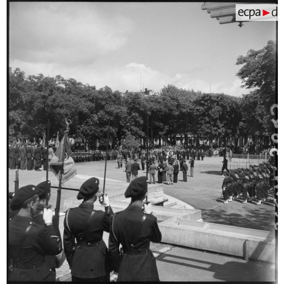 Plan d'ensemble sur le dispositif de la prise d'armes.