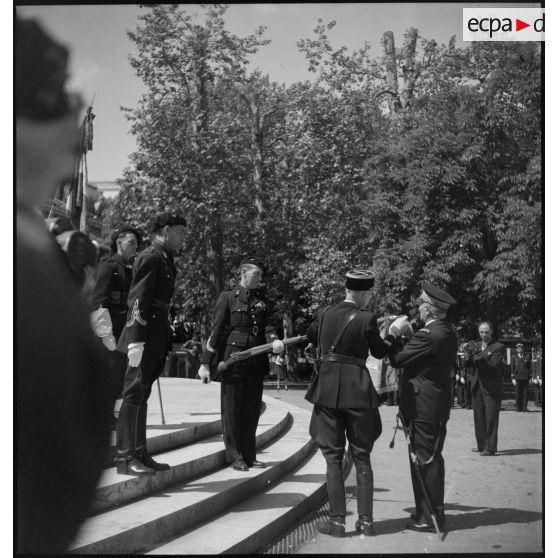 Remise de décoration au fanion du 10e BCP.