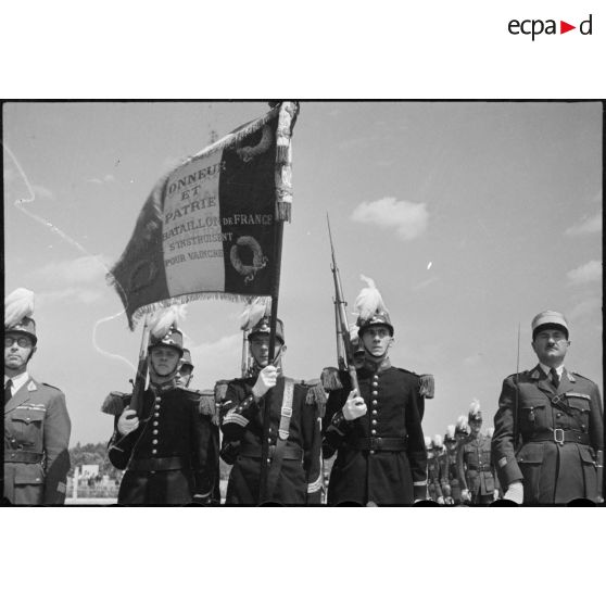 Le drapeau de l'Ecole et sa garde d'honneur.
