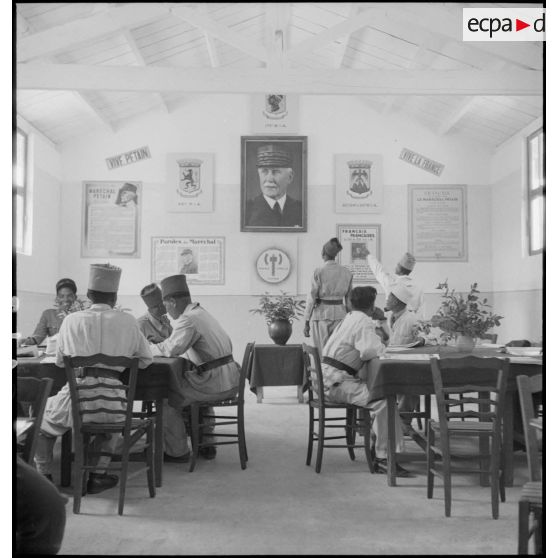 La salle de lecture du foyer.