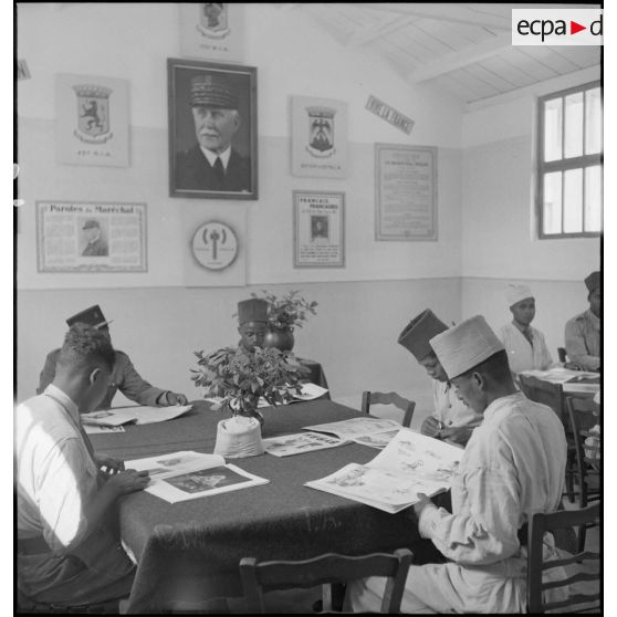 La salle de lecture du foyer.