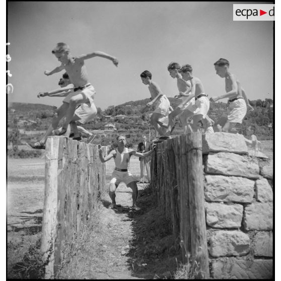 Séance d'hébertisme à l'Ecole militaire enfantine Hériot.