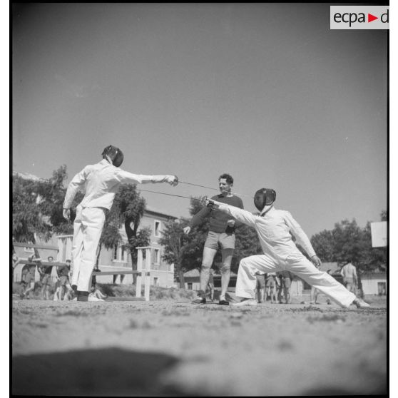 Séance d'escrime à l'EMP d'Autun, repliée à Valence.