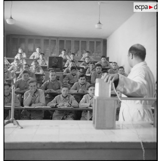 Cours de sciences dans l'amphithéâtre de l'EMP de Billom.
