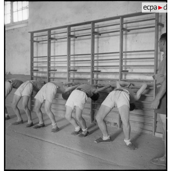 Exercices de gymnastique corrective à l'EMP de Billom.