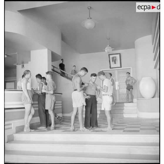 Hall de l'hôtel transformé en centre d'hébergement.