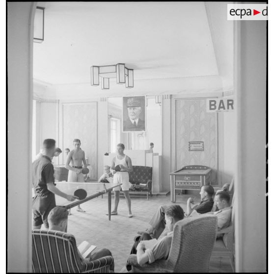 Salle de jeux de l'hôtel transformé en centre d'hébergement.