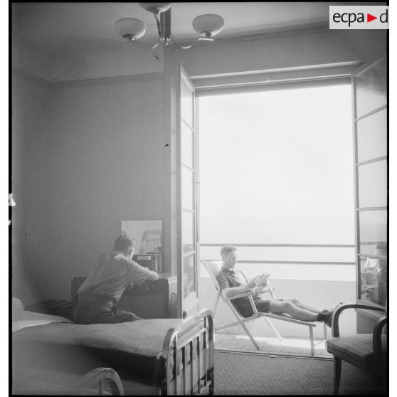 Chambre de l'hôtel transformé en centre d'hébergement.