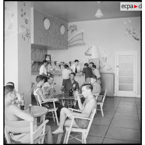 Le bar de l'hôtel transformé en centre d'hébergement.