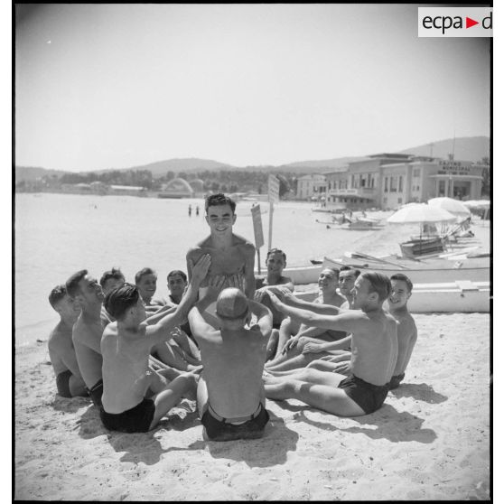 Permissionnaires sur la plage de Sainte-Maxime.