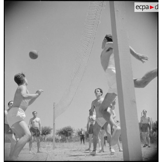 Des permissionnaires disputent un match de volley-ball.