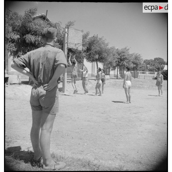 Des permissionnaires disputent un match de volley-ball.