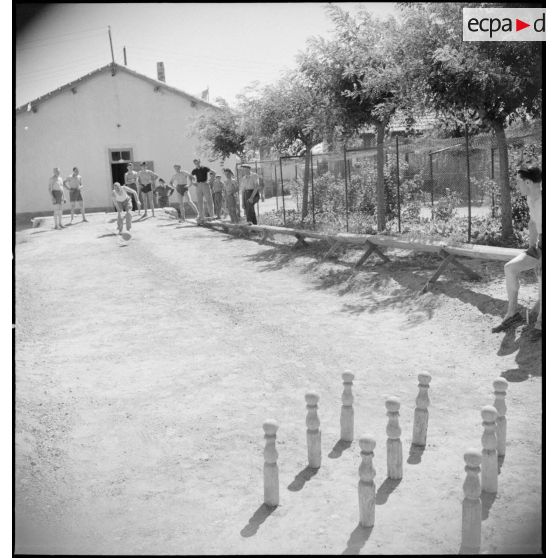 Des permissionnaires font une partie de quilles.