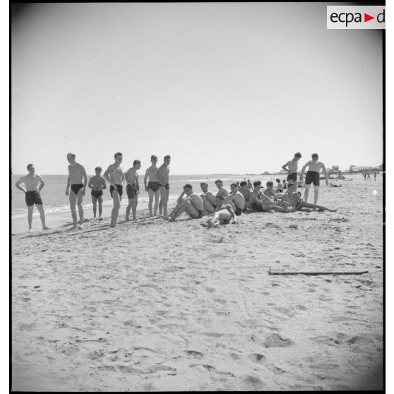 Des permissionnaires se détendent sur la plage de Sète.