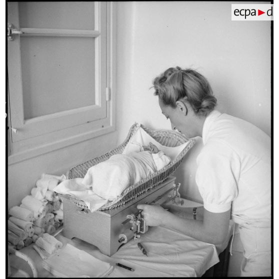 Surveillance du poids d'un nouveau-né.