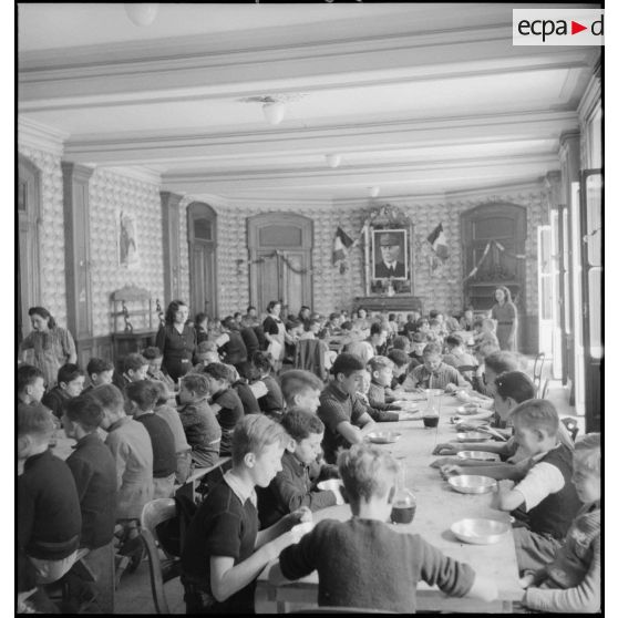 Réfectoire de la colonie des Eaux-Bonnes.