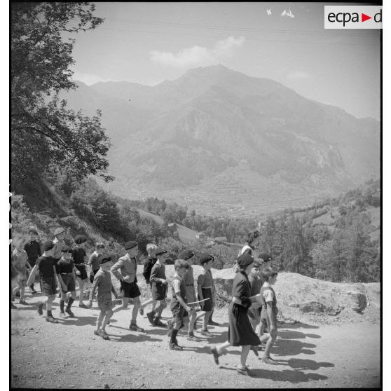Promenade de jeunes garçons.