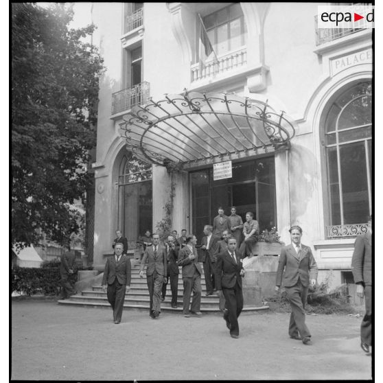 Entrée du "Pyrénées Palace" transformé en centre d'hébergement.
