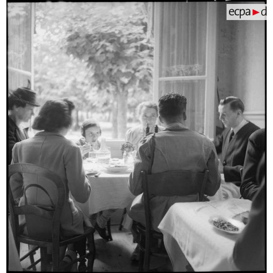 Famille prenant un repas.