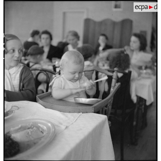 Familles prenant leur repas.