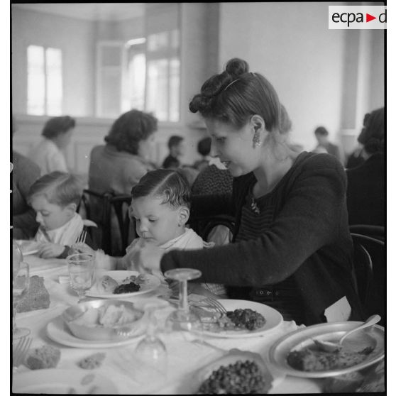 Familles prenant leur repas.