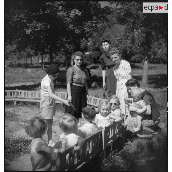 Jeunes enfants en plein air.