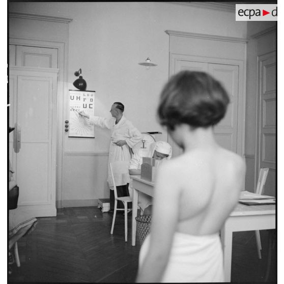 Visite médicale d'une fillette.