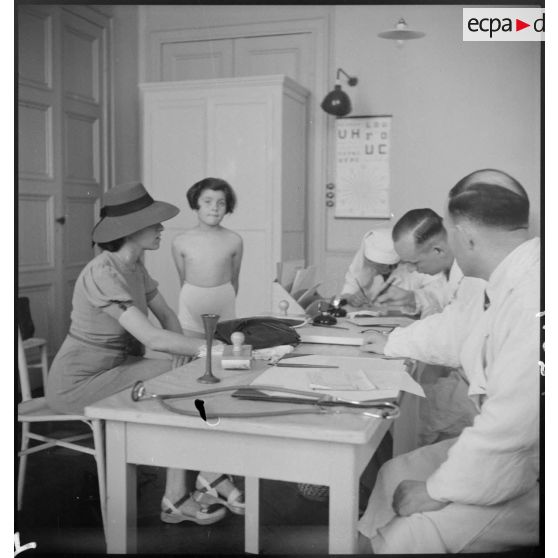 Visite médicale d'une fillette.