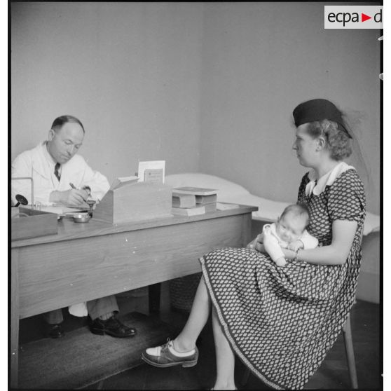 Visite médicale d'un nouveau-né.