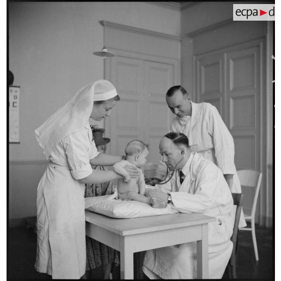 Visite médicale d'un jeune enfant.