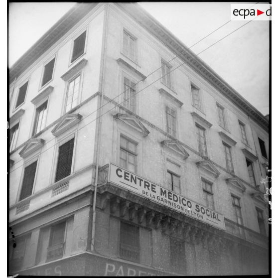 Façade en contre-plongée du centre médico-social de Lyon.