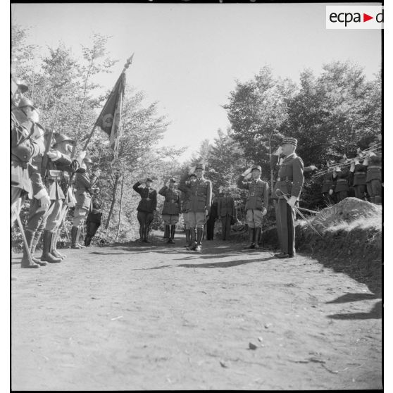 Le général d'armée Eugène Bridoux salue le drapeau du 21e RIC.