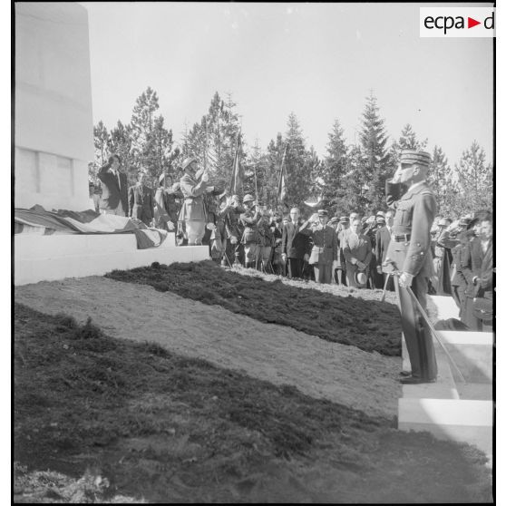 Le général d'armée Eugène Bridoux salue devant le monument commémoratif.