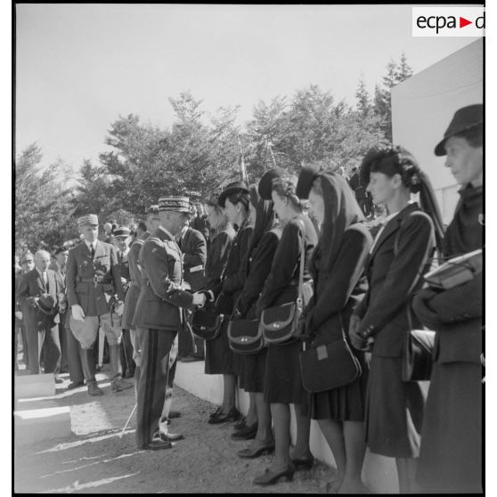 Le général d'armée Eugène Bridoux s'adresse aux veuves des victimes de l'accident.