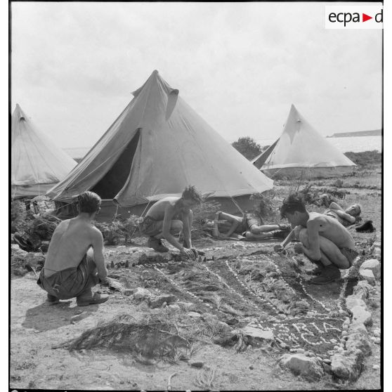 Des fantassins du 43e RIA se divertissent au camp de repos de Sausset-les-Pins.