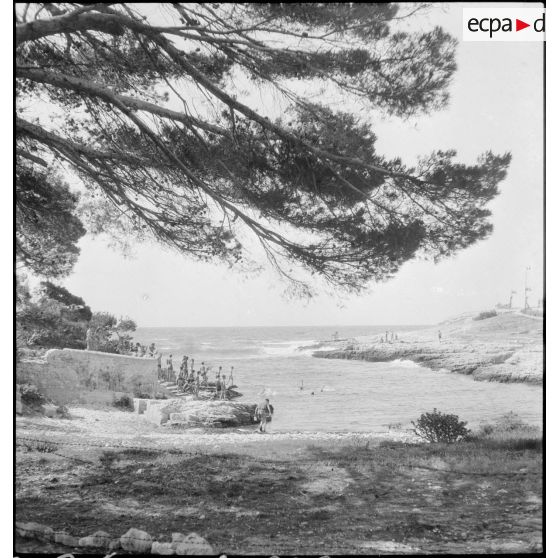 Des fantassins du 43e RIA se divertissent au camp de repos de Sausset-les-Pins.