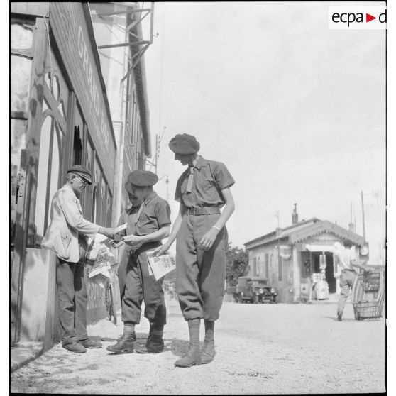 Des fantassins permissionnaires du 43e RIA dans une rue de Sausset-les-Pins.