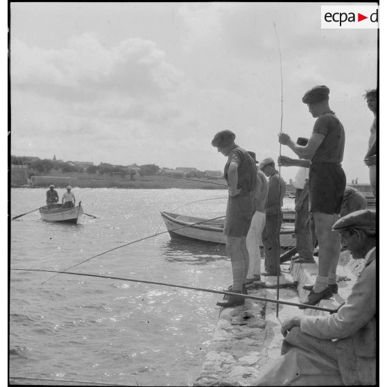 Des fantassins permissionnaires du 43e RIA à Sausset-les-Pins.