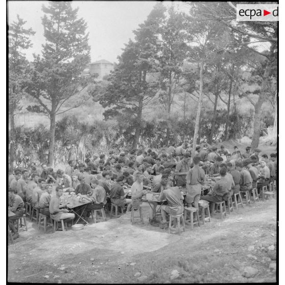 Repas des fantassins permissionnaires du 43e RIA au camp de repos de Sausset-les-Pins.