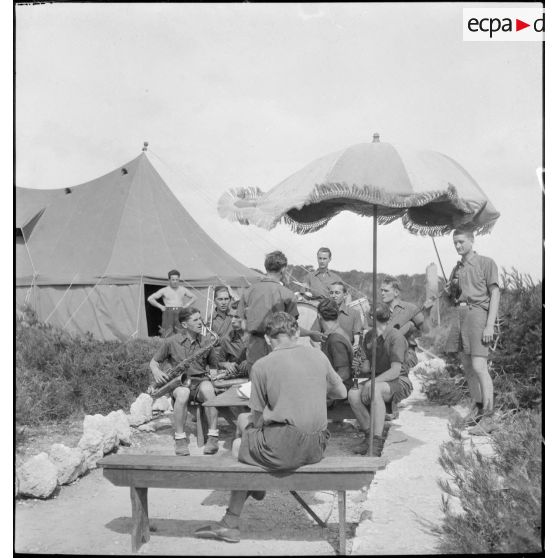 Des fantassins du 43e RIA se divertissent au camp de repos de Sausset-les-Pins.