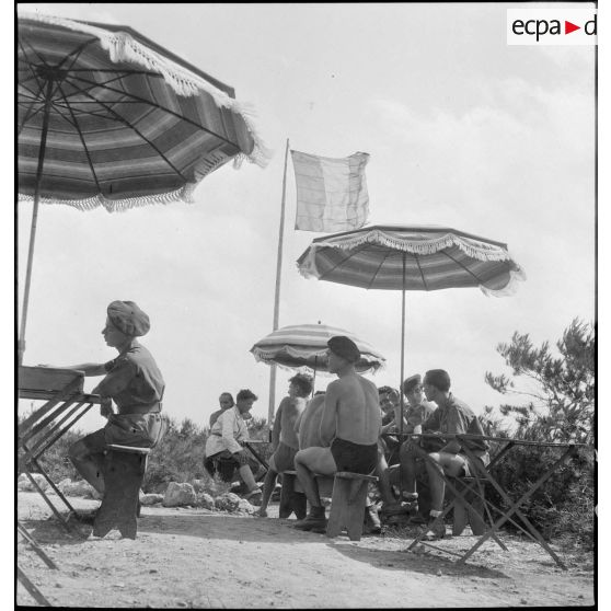 Moment de détente pour les fantassins permissionnaires du 43e RIA.